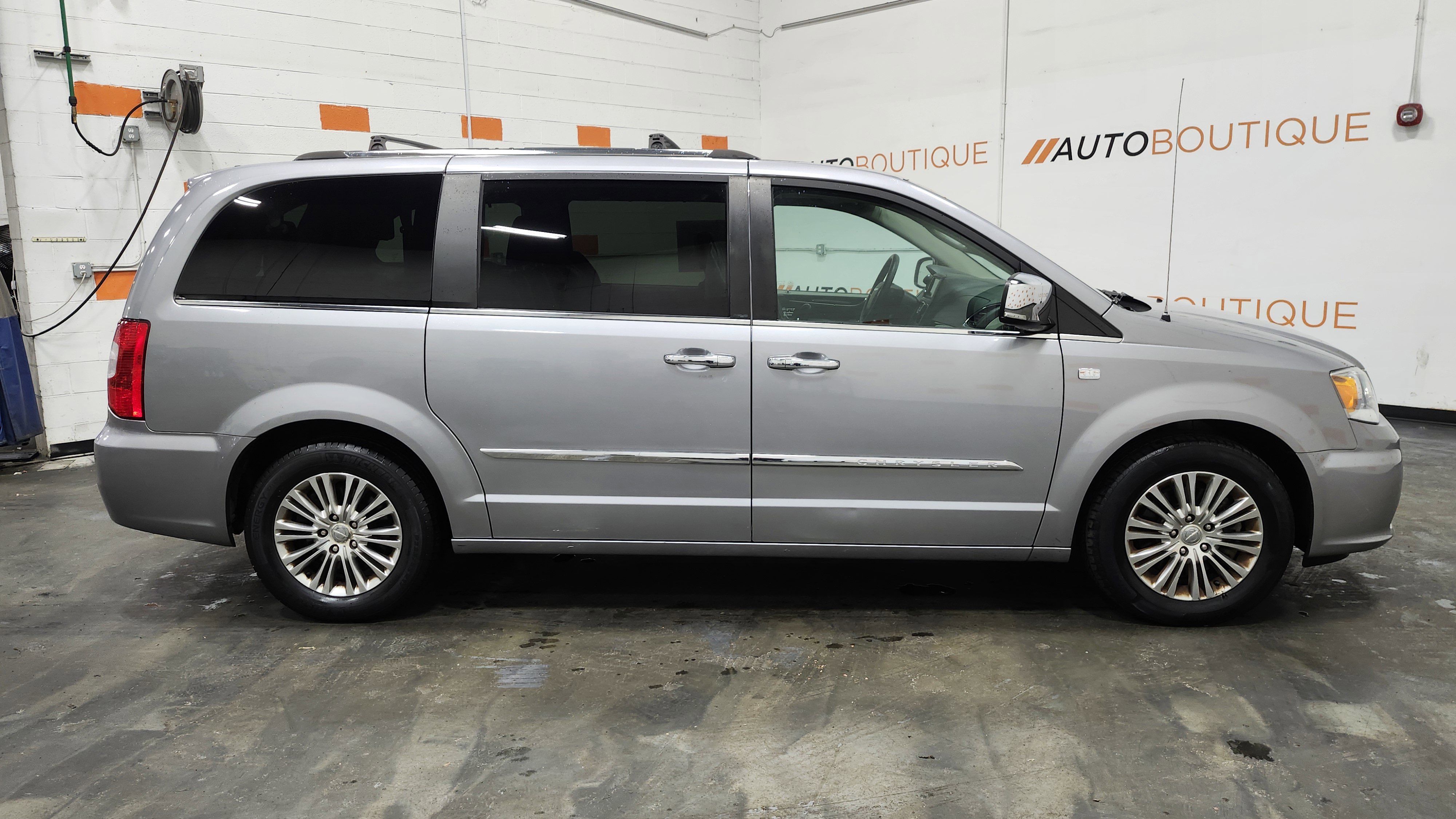 Used 2014 Chrysler Town & Country Touring-L image 19