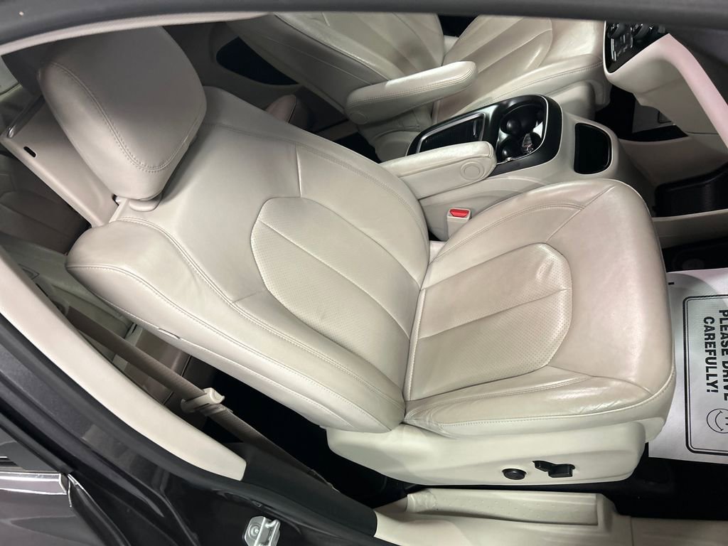 Used 2020 Chrysler Pacifica Touring-L Plus w/ Advanced Safetytec Group FWD image 27