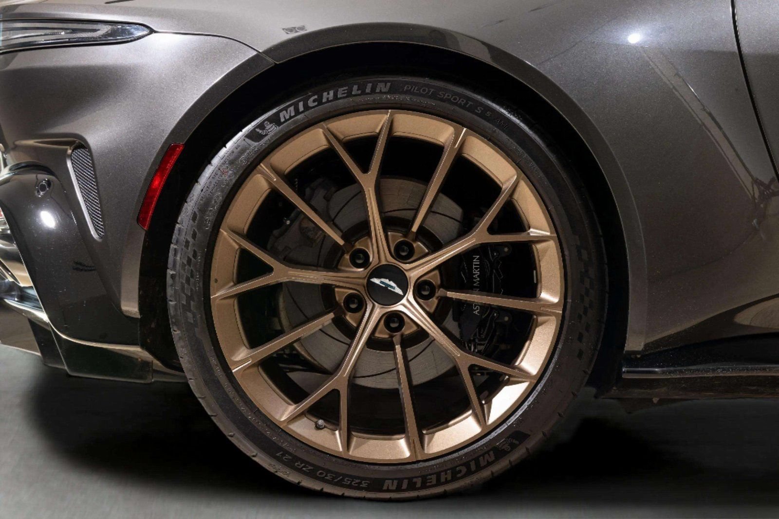 Used 2025 Aston Martin V8 Vantage Coupe RWD image 41