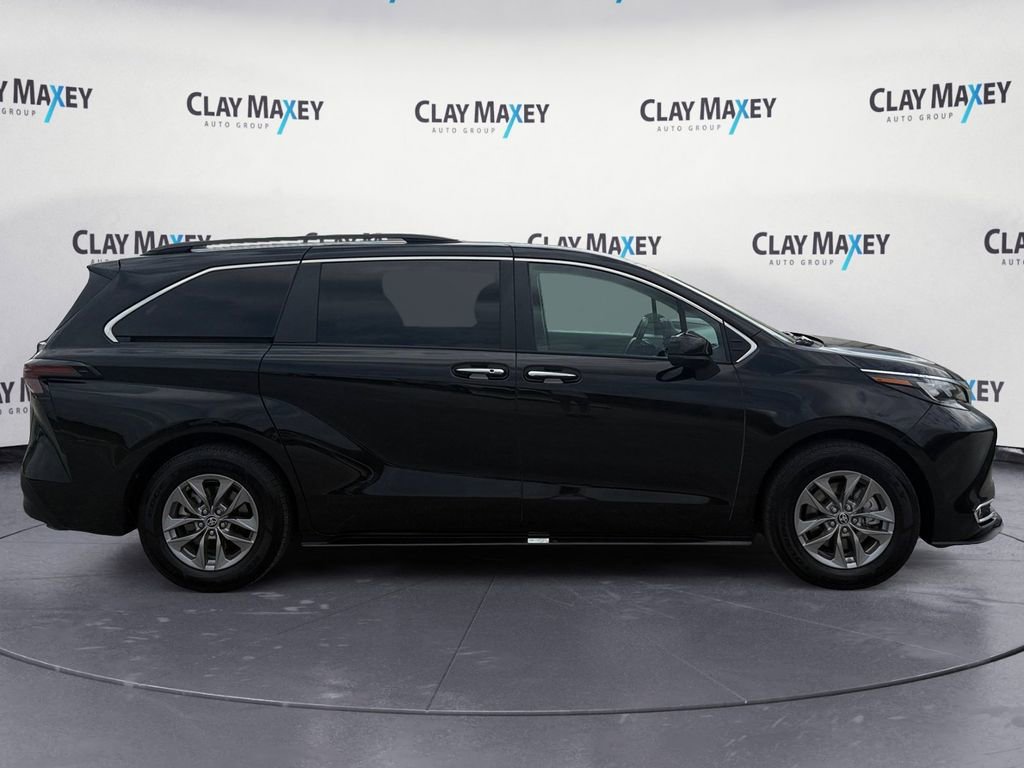 Used 2024 Toyota Sienna XLE FWD image 6