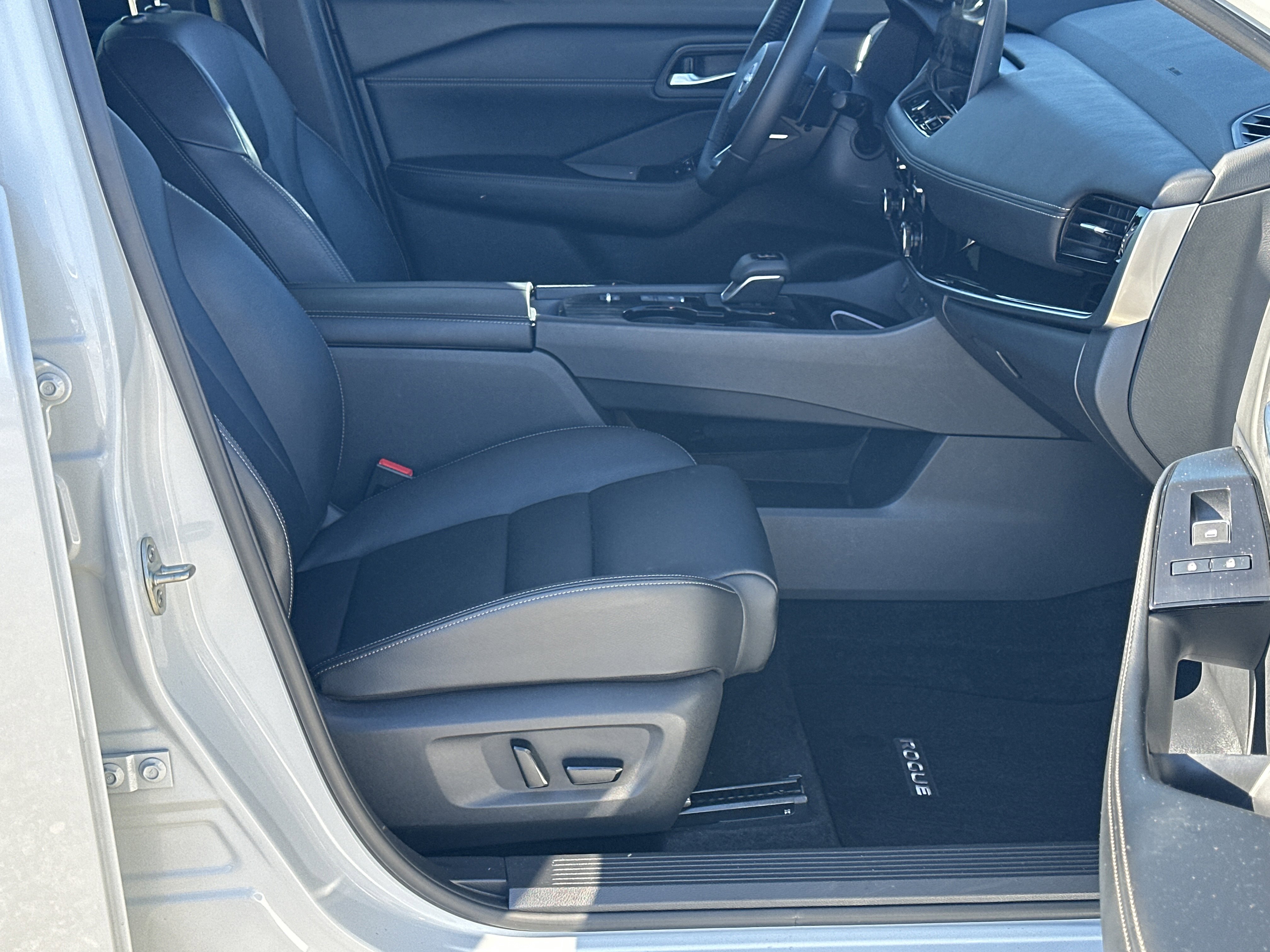 Used 2024 Nissan Rogue SL image 13