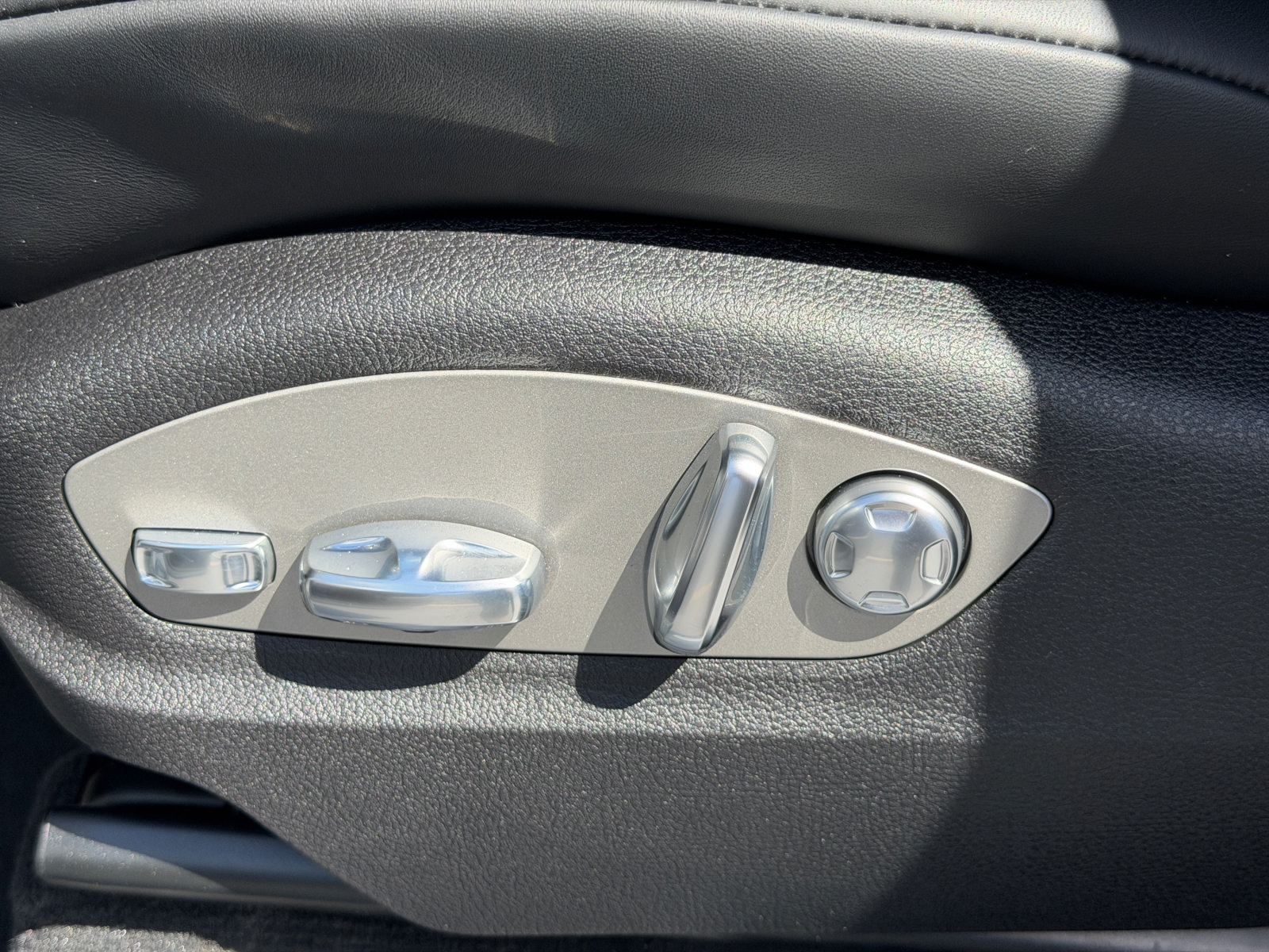 New 2026 Porsche Macan AWD/4WD image 24
