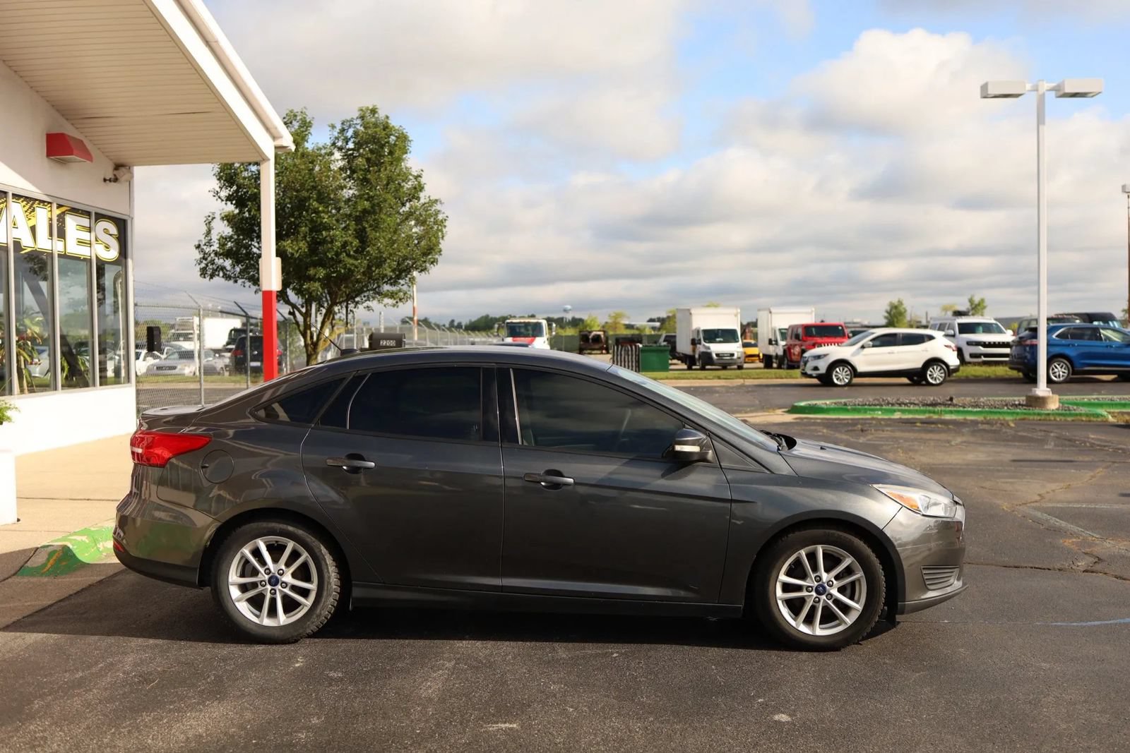 Used 2016 Ford Focus SE w/ SE Power Seat Package FWD image 5