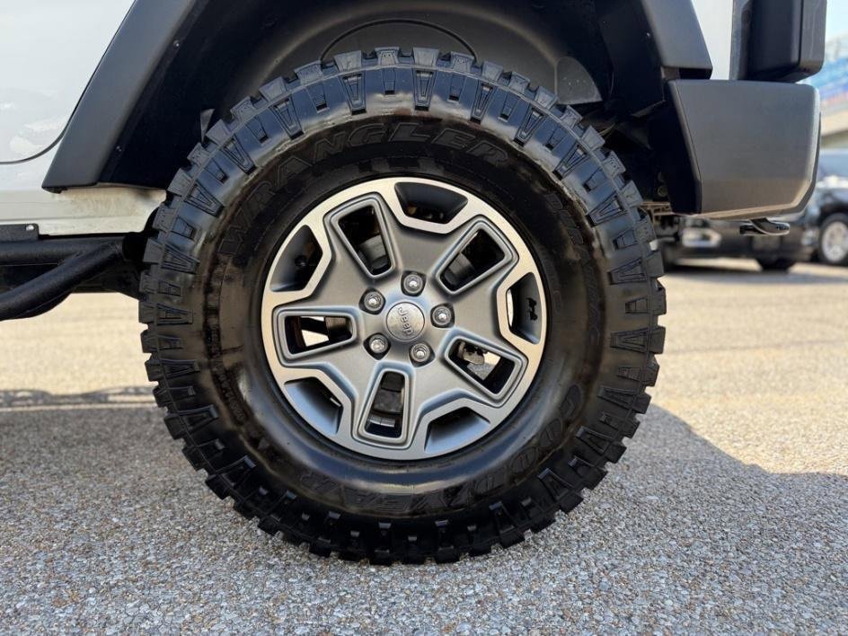 Used 2017 Jeep Wrangler Unlimited Rubicon w/ Connectivity Group image 12