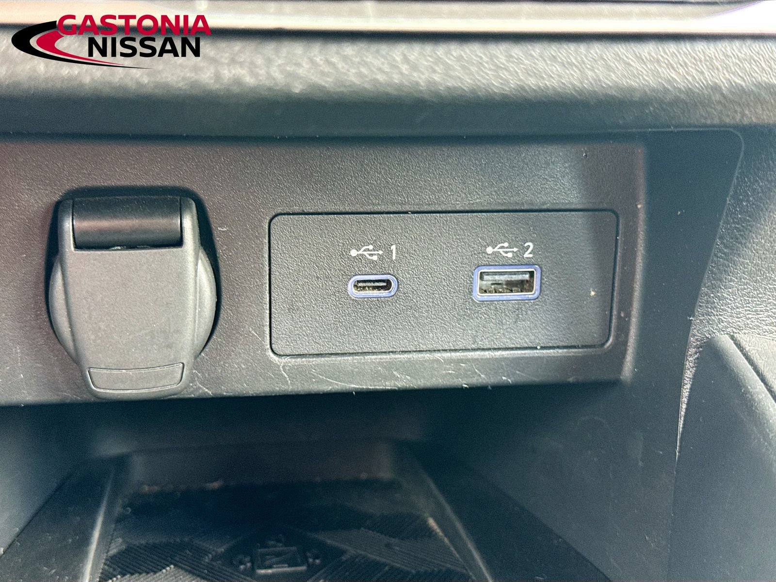 Used 2024 Nissan Versa SR FWD image 15