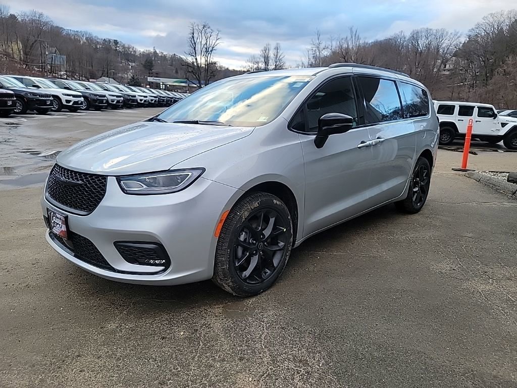 New 2026 Chrysler Pacifica Select image 3