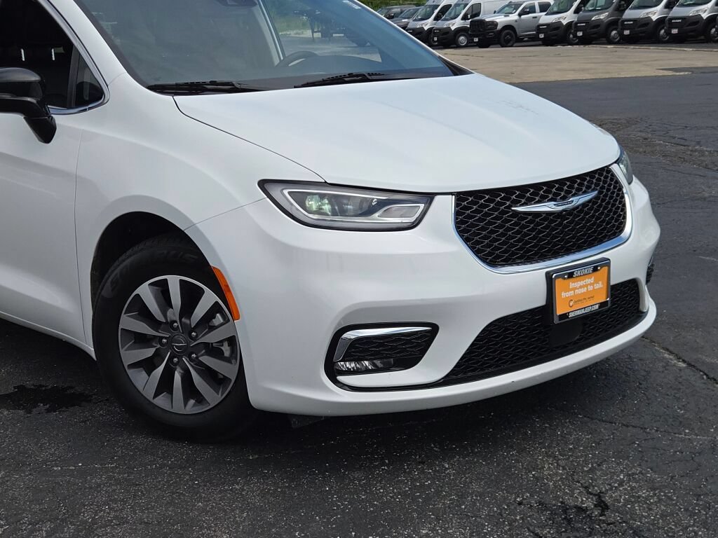 Used 2024 Chrysler Pacifica Limited FWD image 2