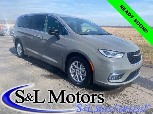 Used 2025 Chrysler Pacifica Select image 1