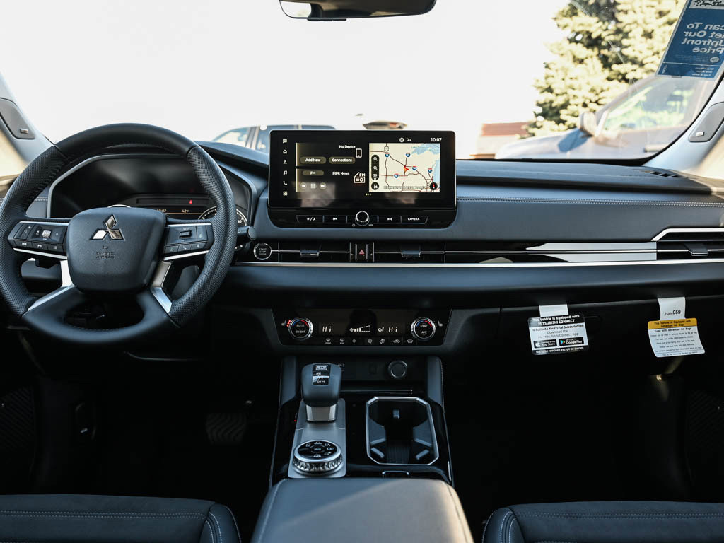 New 2025 Mitsubishi Outlander SE image 16