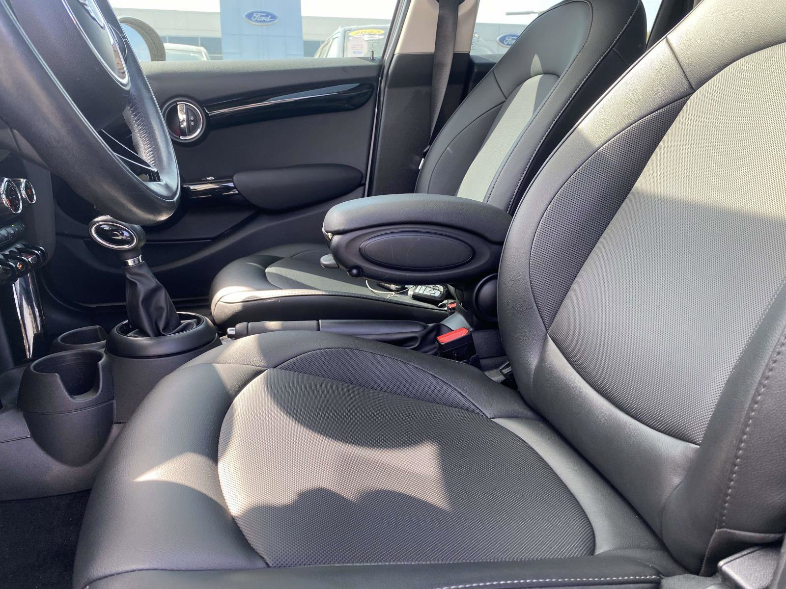 Used 2019 MINI Cooper 4-Door Hardtop w/ Signature Upholstery Package image 13