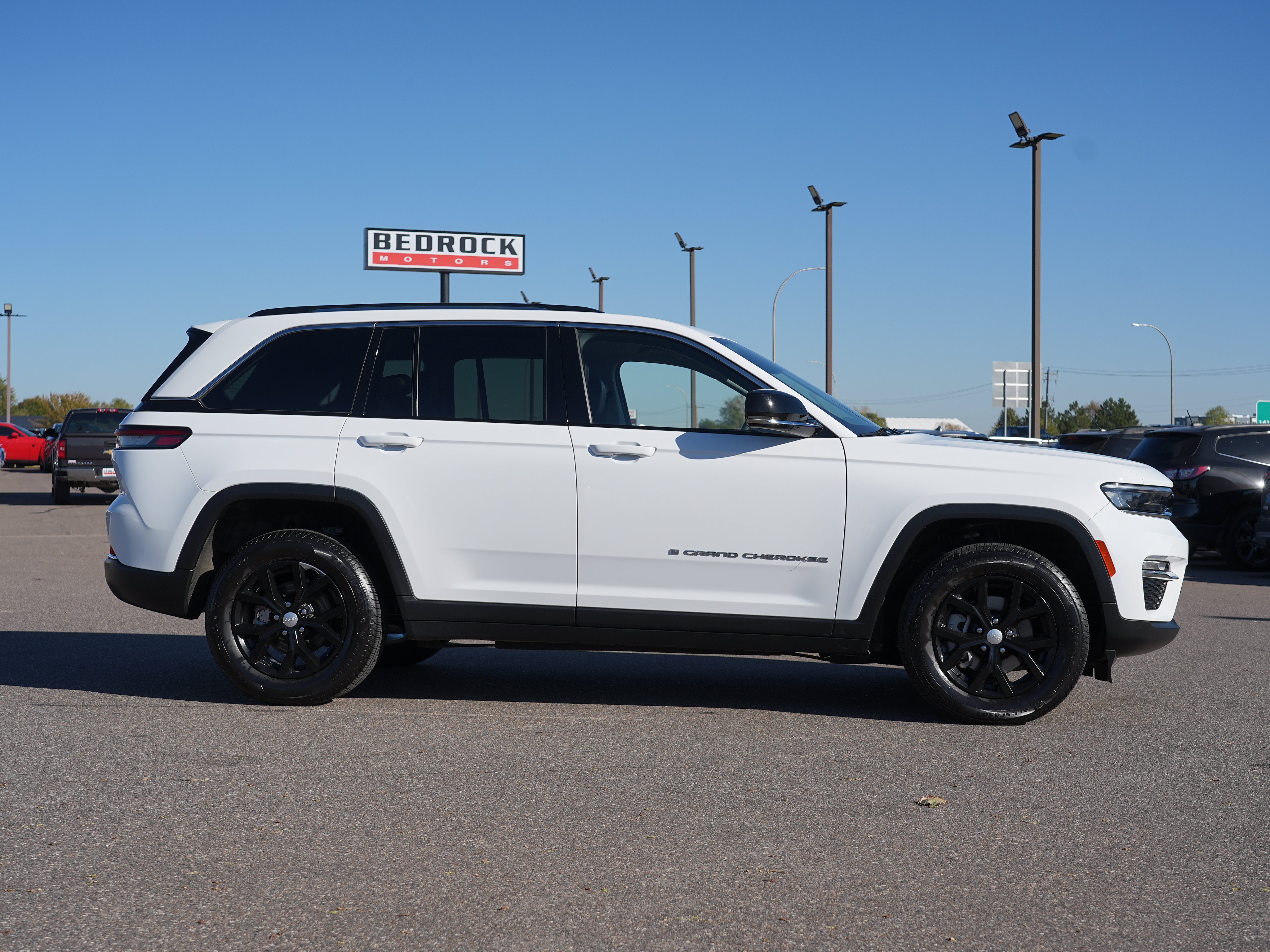 Used 2023 Jeep Grand Cherokee Limited AWD/4WD image 2
