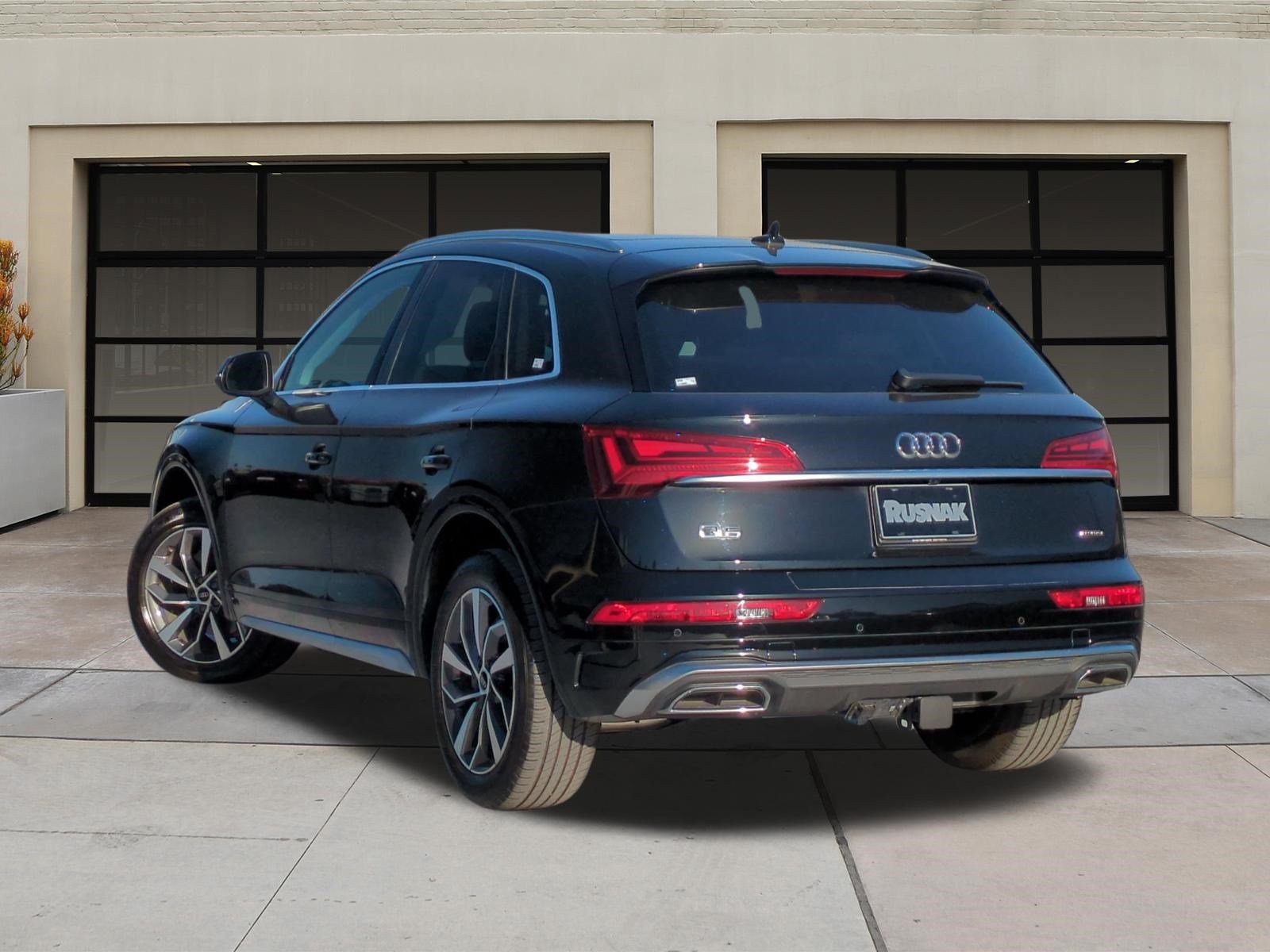 Used 2023 Audi Q5 2.0T Premium Plus w/ Premium Plus Package AWD/4WD image 2