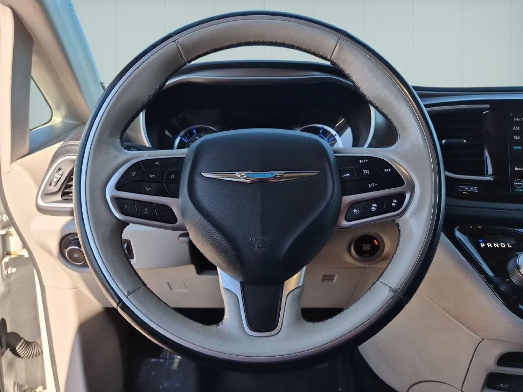 Used 2018 Chrysler Pacifica Limited w/ Advanced Safetytec Group FWD image 19