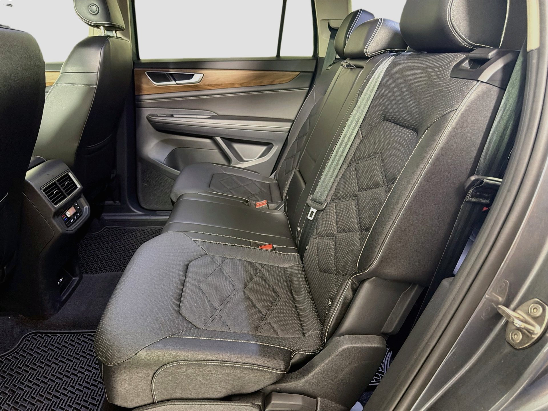 Certified 2024 Volkswagen Atlas SE FWD image 23