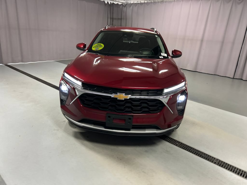 Used 2025 Chevrolet Trax LT w/ LT Convenience Package FWD image 2