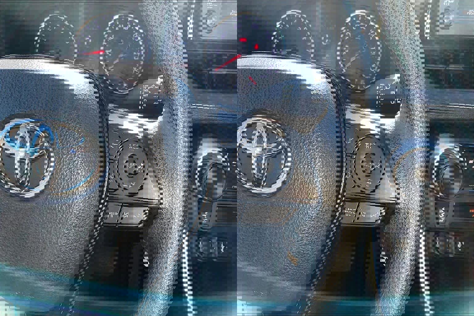 Used 2019 Toyota RAV4 LE w/ Carpet Mat Package image 20