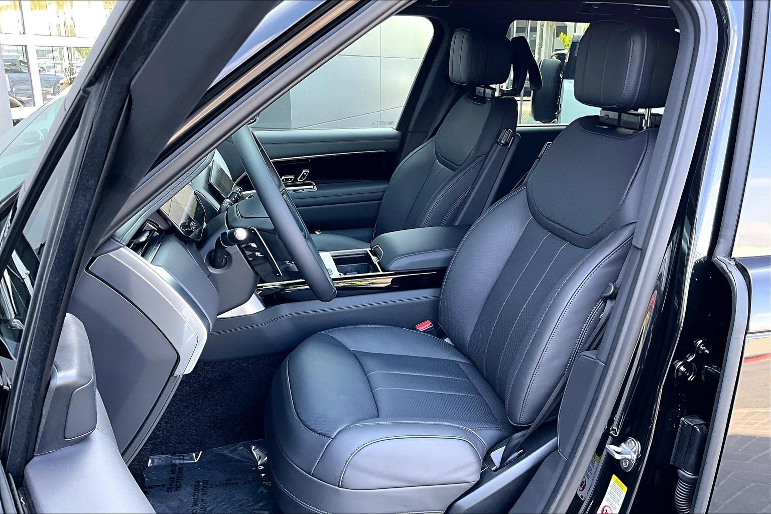 New 2026 Land Rover Range Rover Long Wheelbase SE AWD/4WD image 9