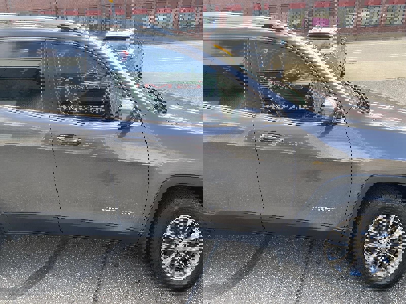 Used 2020 Jeep Cherokee Latitude Plus w/ Cold Weather Group image 11