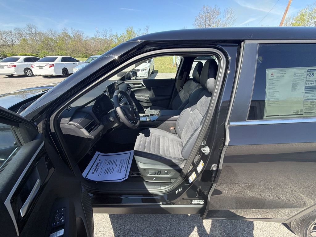 New 2026 Mitsubishi Outlander SE image 11