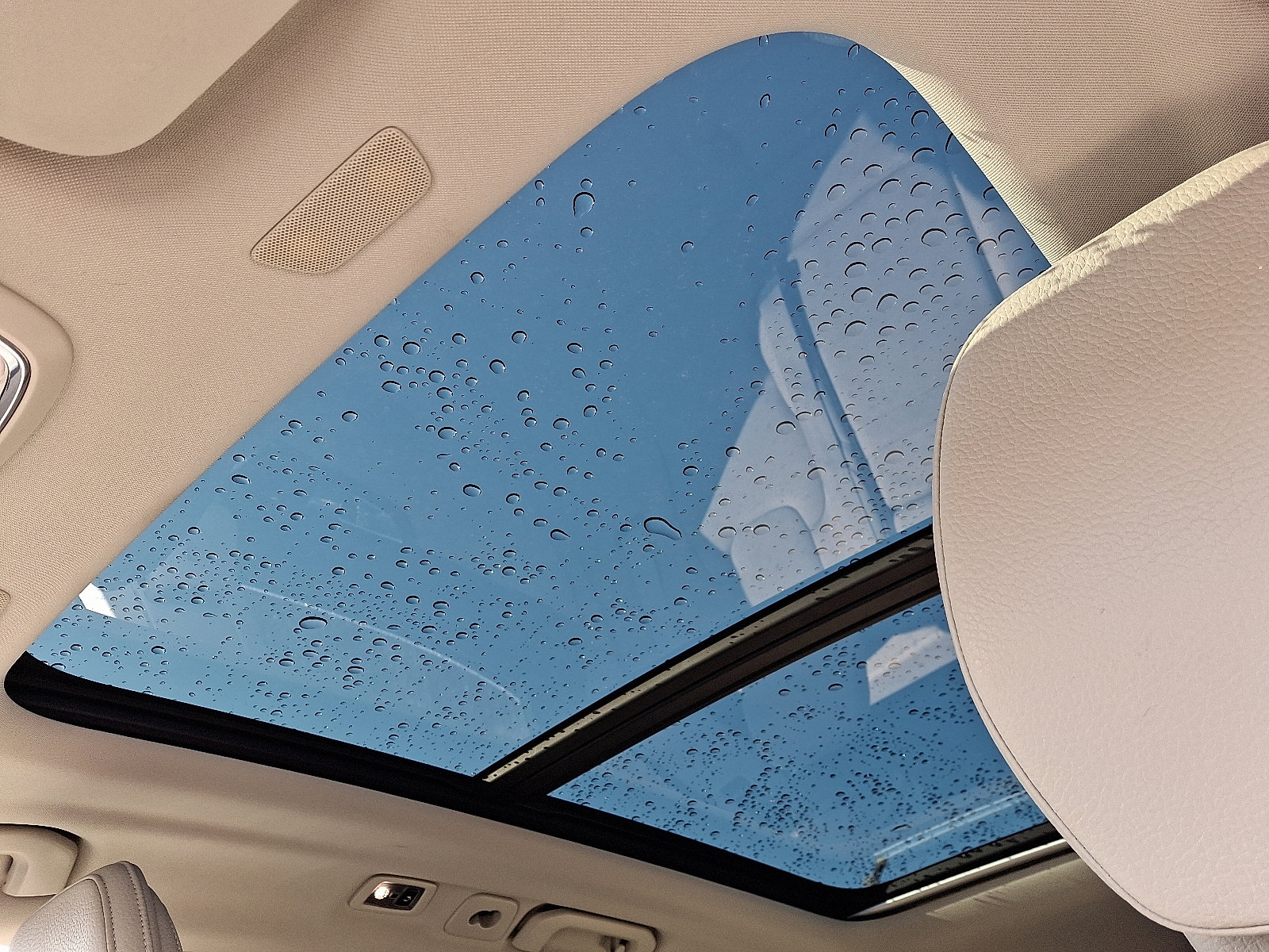 Used 2019 Volvo XC60 T6 Momentum w/ Multimedia Package image 14