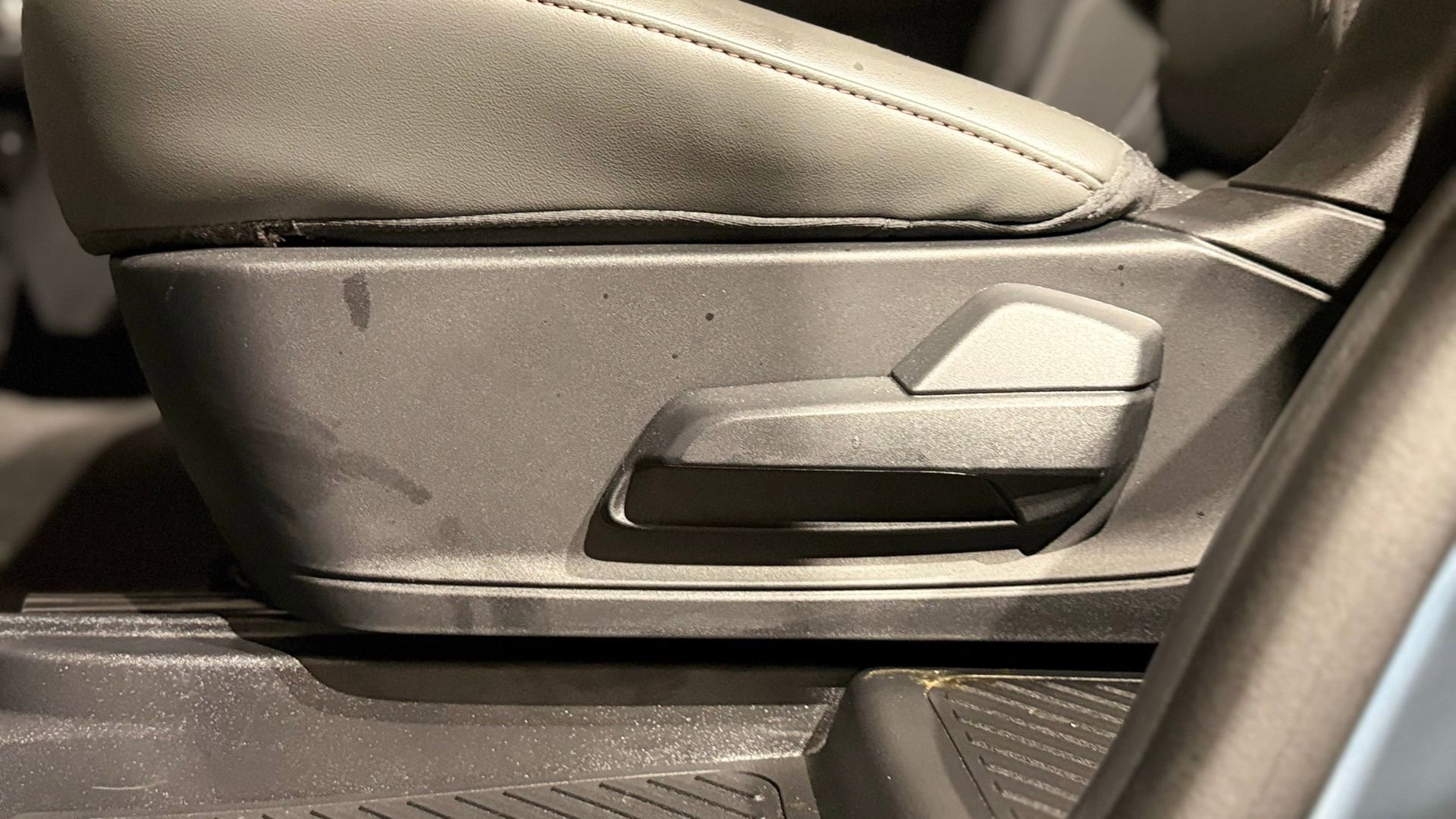 Used 2025 Ford Explorer Active w/ Active Comfort Package image 49