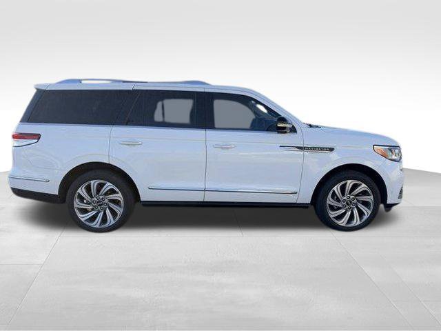 Certified 2023 Lincoln Navigator Reserve AWD/4WD image 11