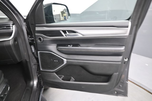 Used 2025 Jeep Wagoneer 4WD image 12