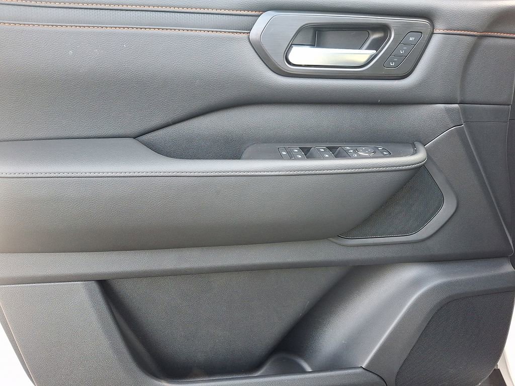 Certified 2025 Nissan Armada PRO-4X image 12