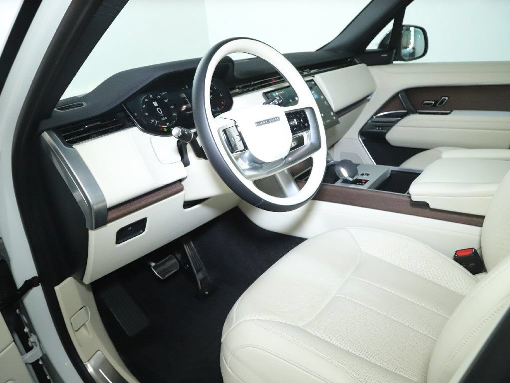 Used 2025 Land Rover Range Rover SE AWD/4WD image 16