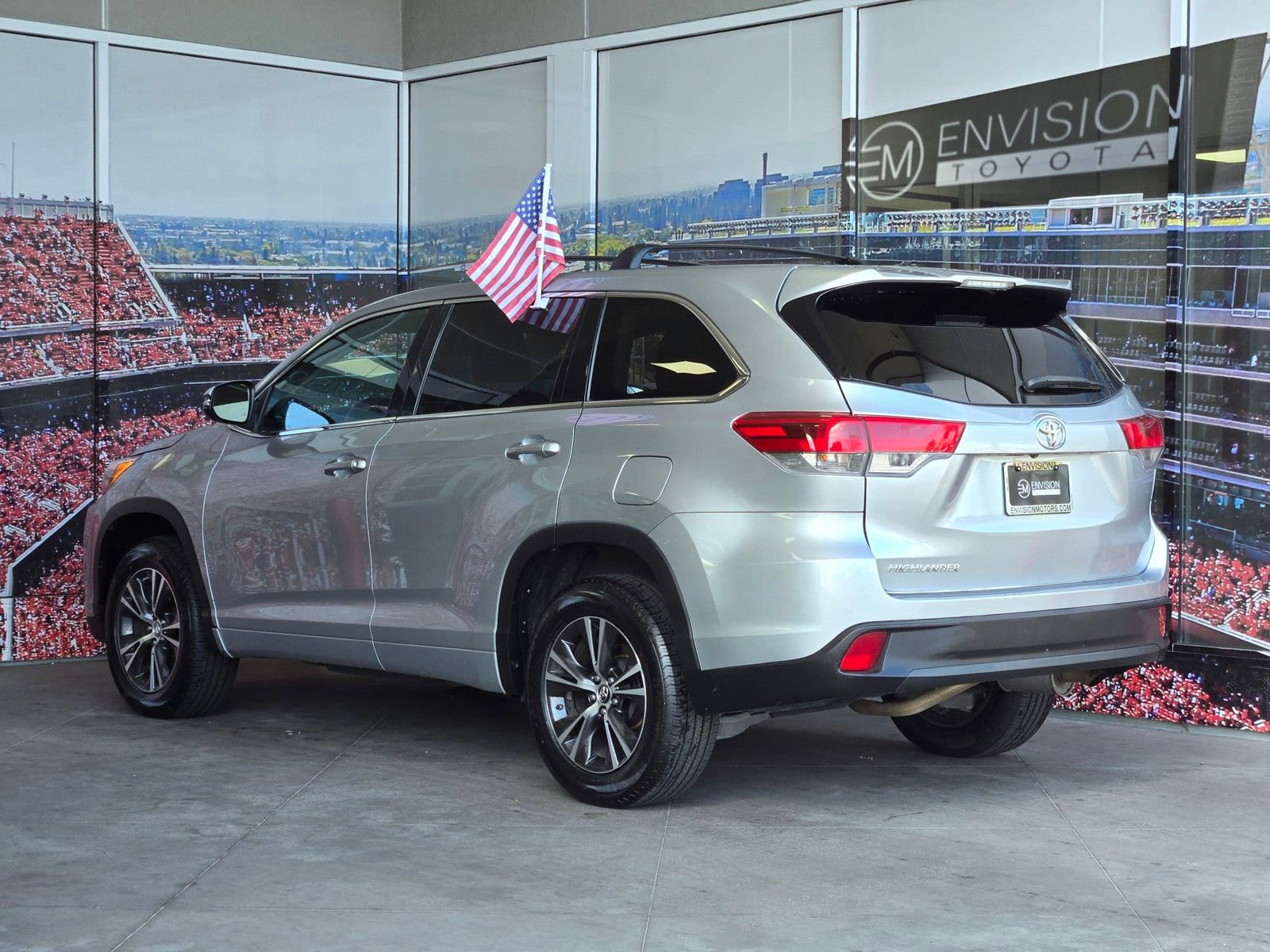 Certified 2018 Toyota Highlander LE w/ Carpet Mat Package (TMS) FWD image 6