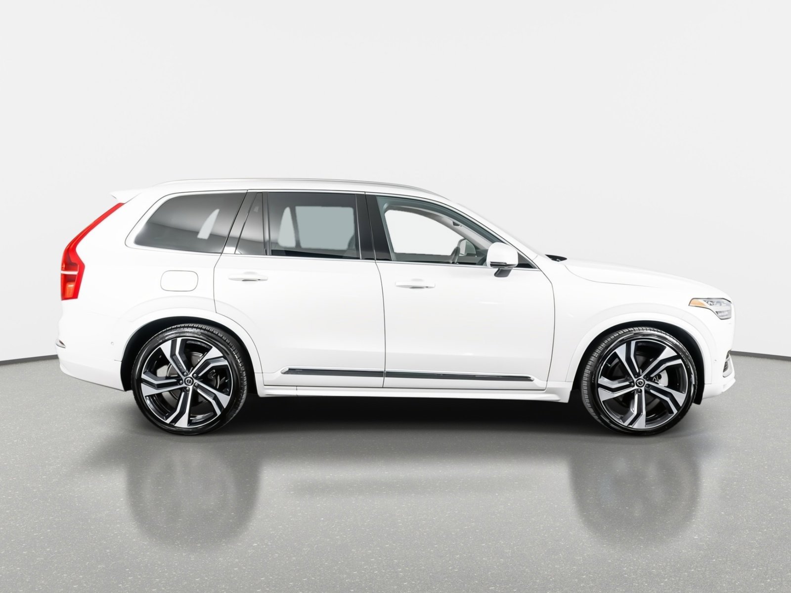 Used 2025 Volvo XC90 B6 Ultra w/ Protection Package Premier image 5