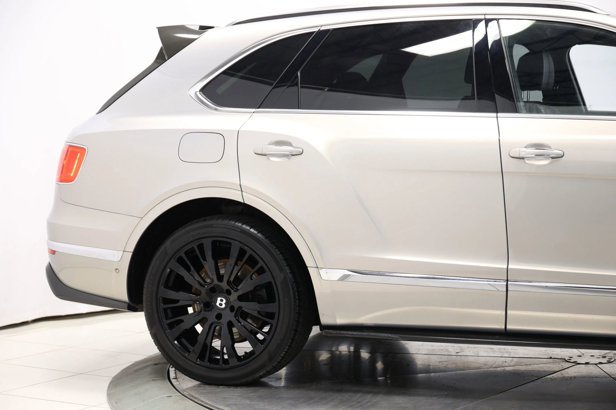 Used 2017 Bentley Bentayga image 77