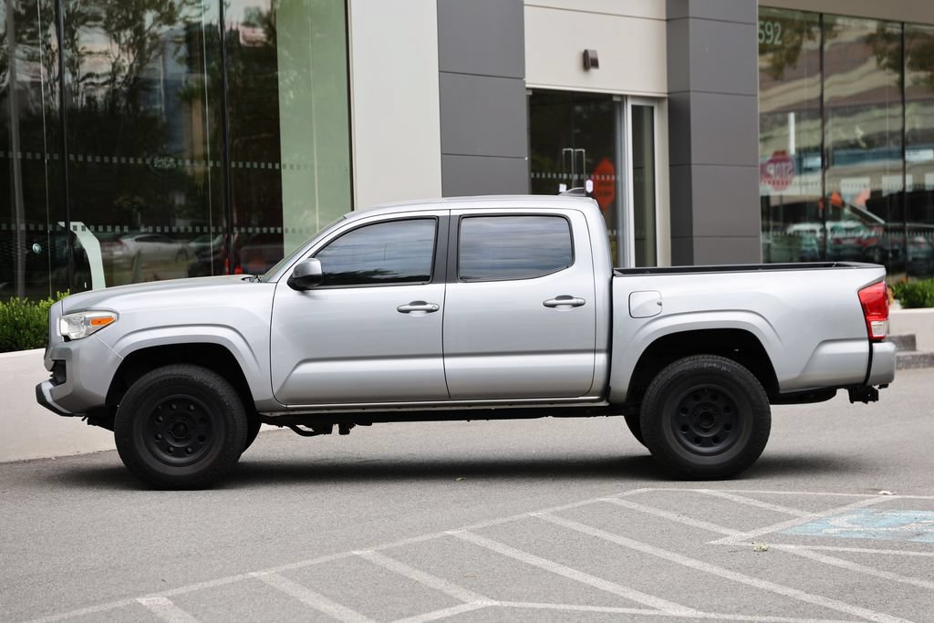 Used 2017 Toyota Tacoma 4x4 Double Cab image 2