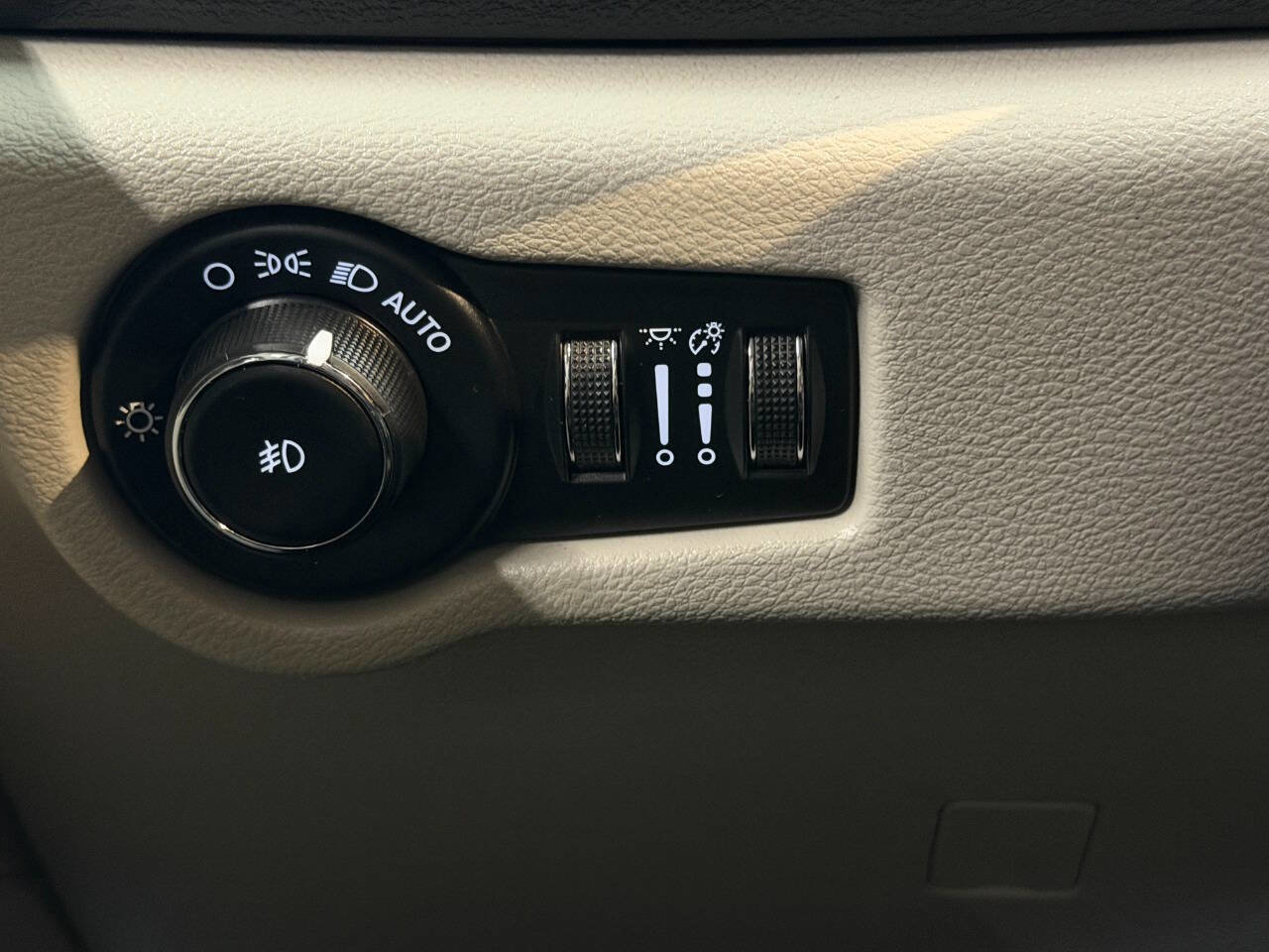 Used 2019 Chrysler Pacifica Touring Plus FWD image 35