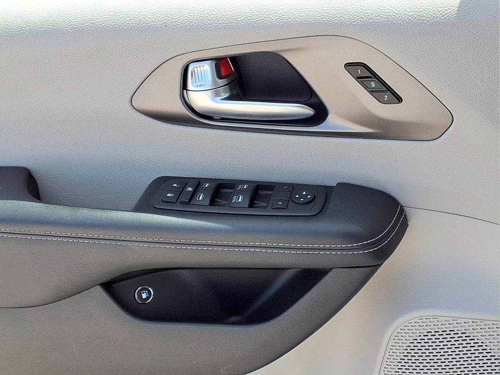 Used 2024 Chrysler Pacifica Limited FWD image 17