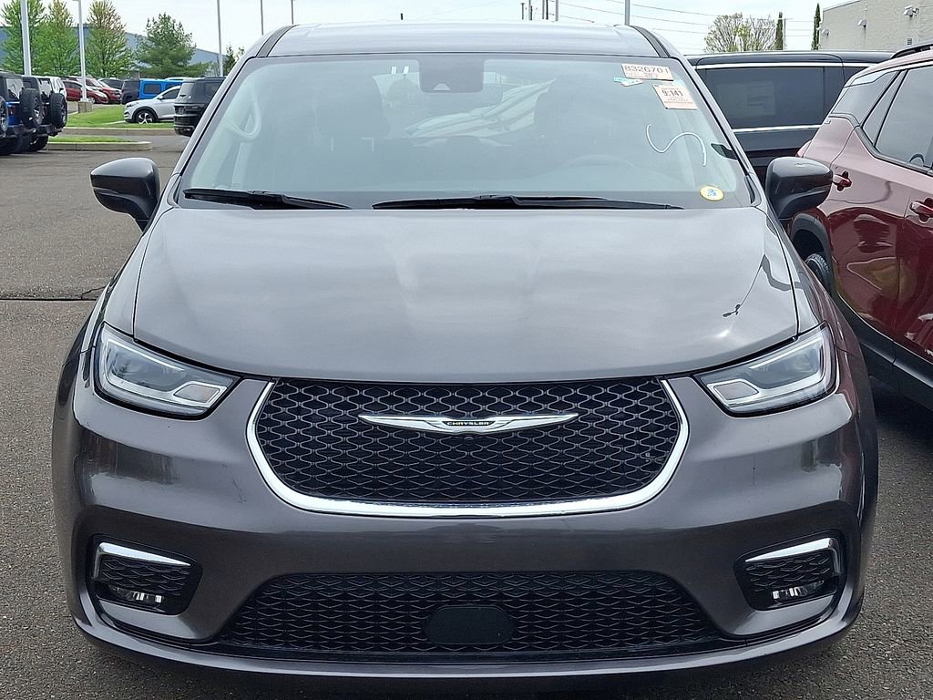 Used 2023 Chrysler Pacifica Touring-L FWD image 3