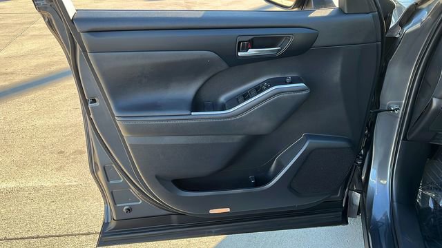 Used 2023 Toyota Highlander XLE image 5