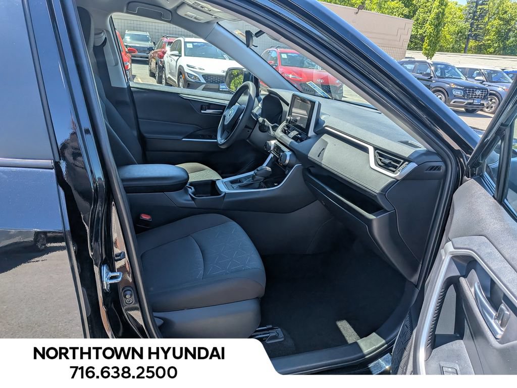 Used 2025 Toyota RAV4 XLE AWD/4WD image 9