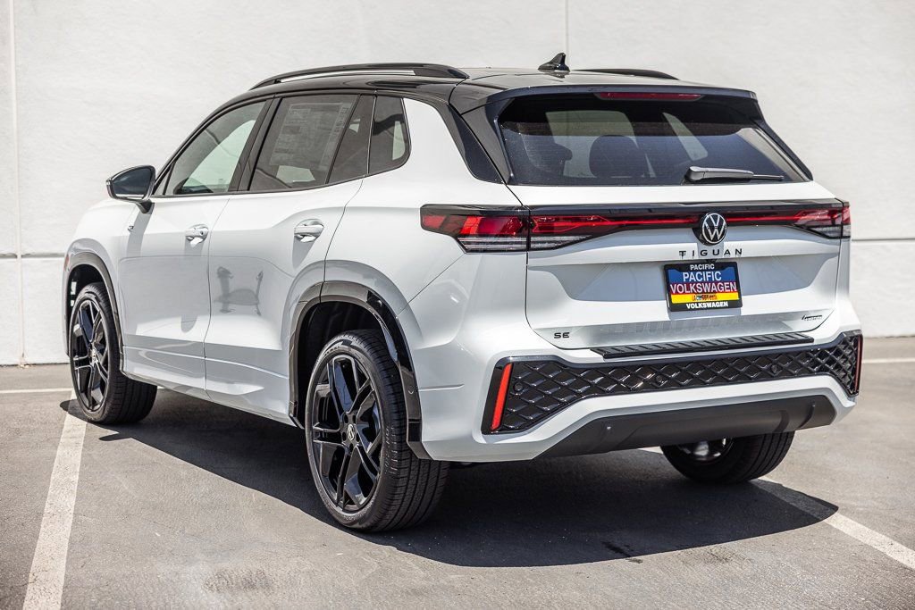 New 2026 Volkswagen Tiguan SE R-Line FWD image 3