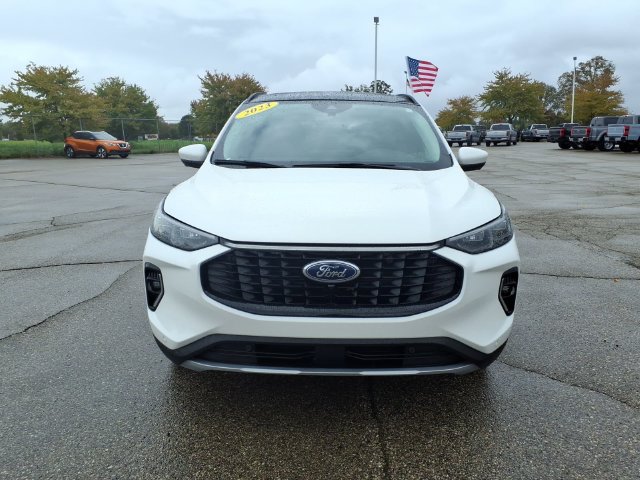 Used 2023 Ford Escape Platinum AWD/4WD image 2