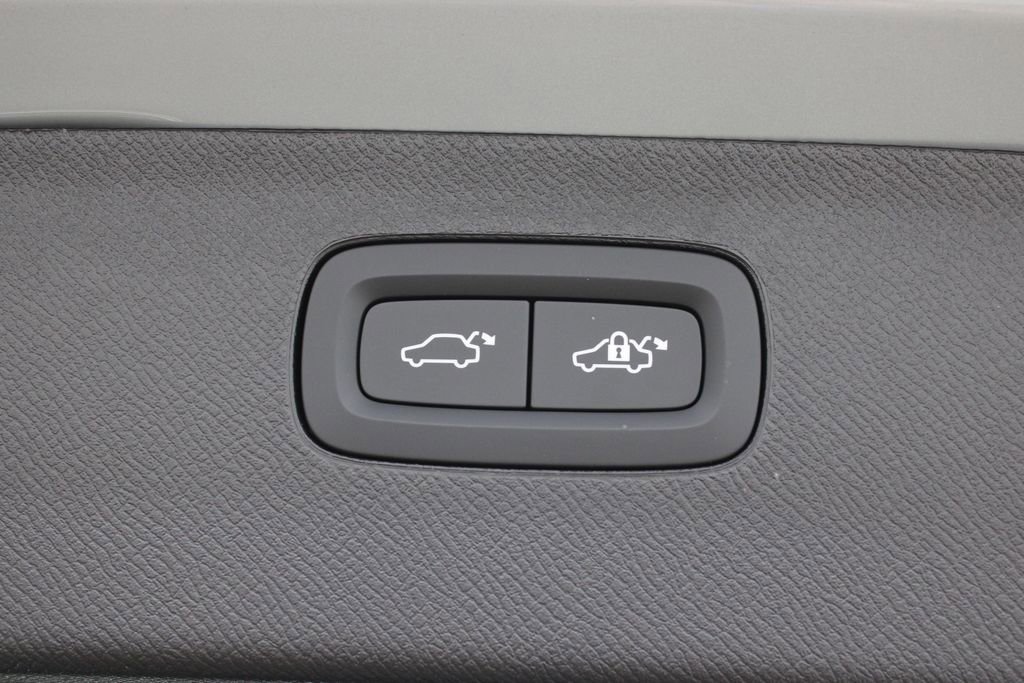 New 2026 Volvo XC90 B6 Plus w/ Protection Package Premier image 33