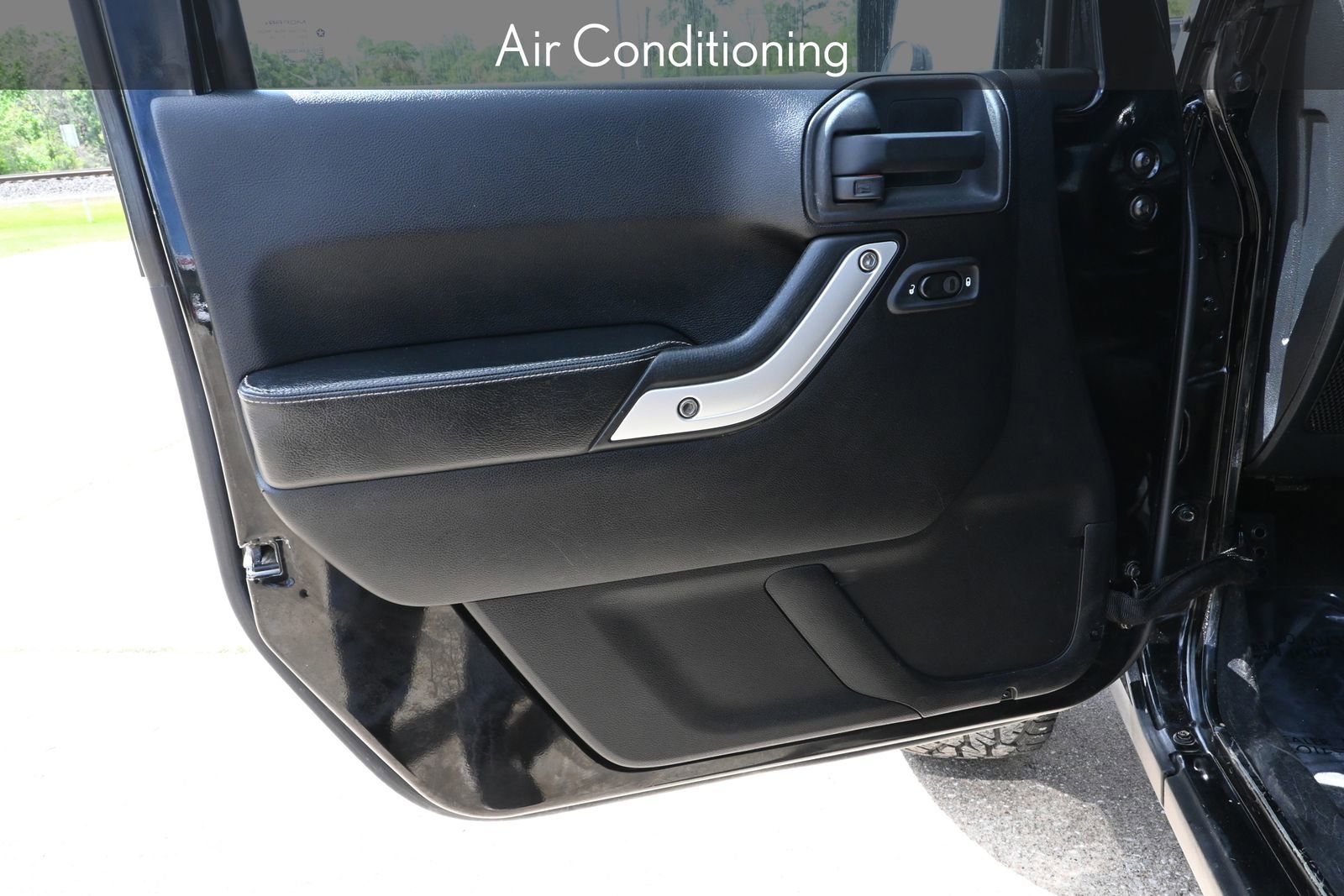 Used 2012 Jeep Wrangler Unlimited Rubicon image 9