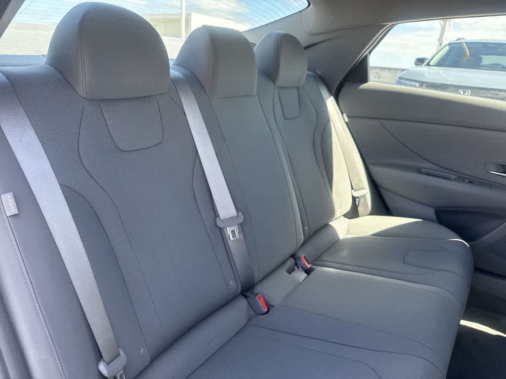 Used 2025 Hyundai Elantra SE FWD image 25