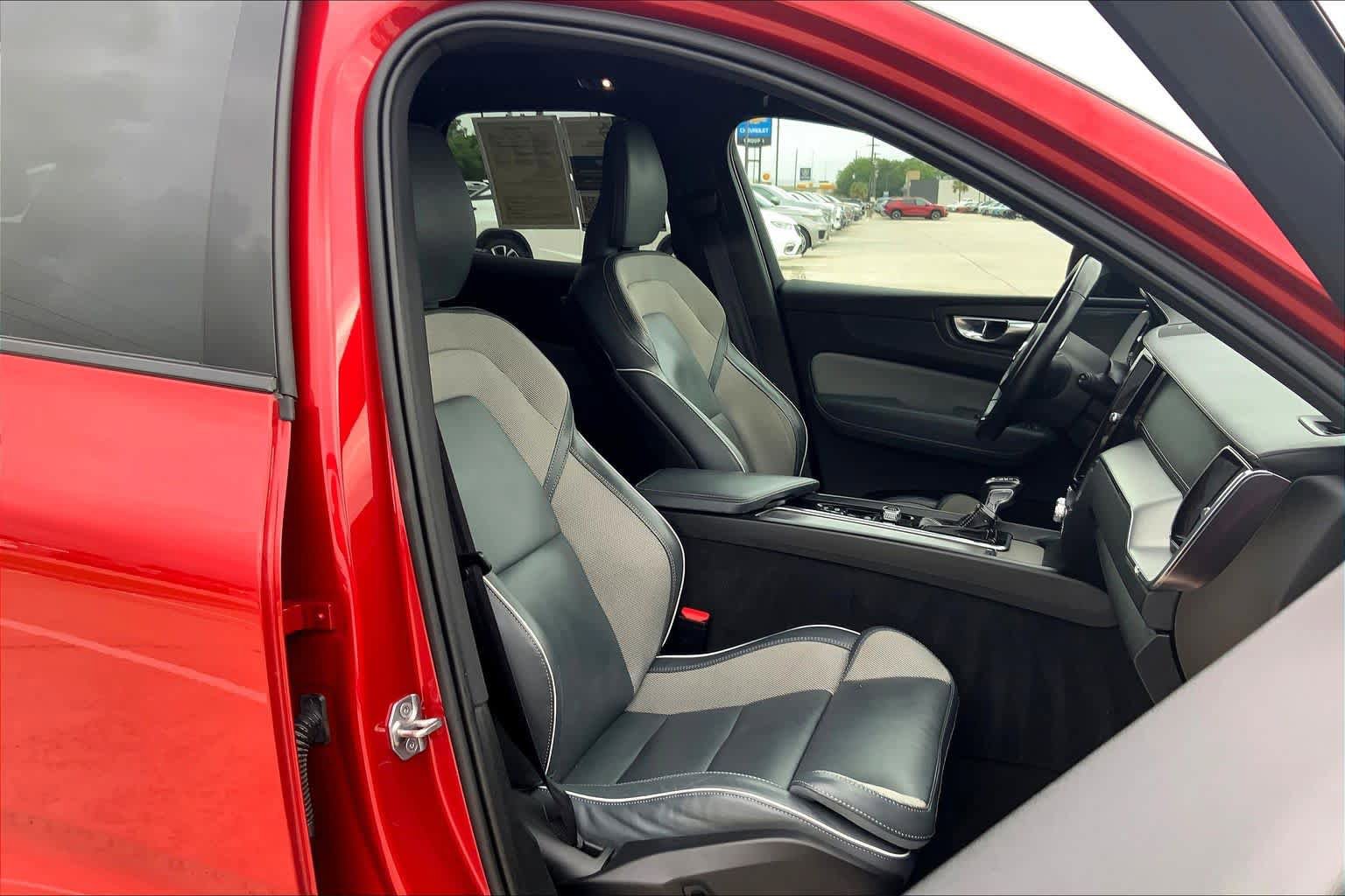 Used 2021 Volvo XC60 T5 R-Design w/ Advanced Package FWD image 9