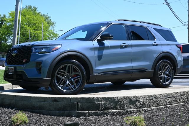 Used 2025 Ford Explorer ST AWD/4WD image 1