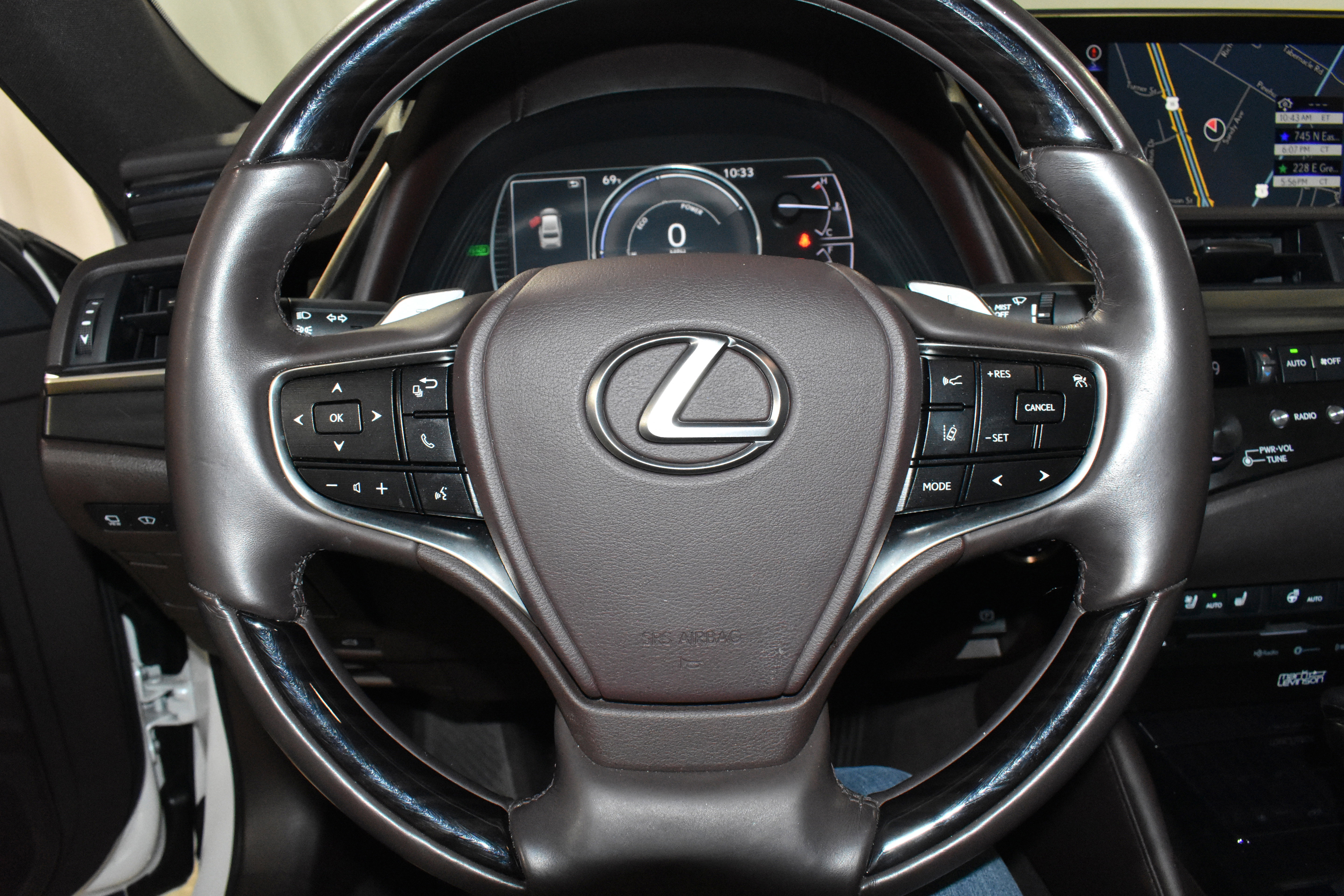 Used 2019 Lexus ES 300h Ultra Luxury w/ Accessory Package FWD image 11
