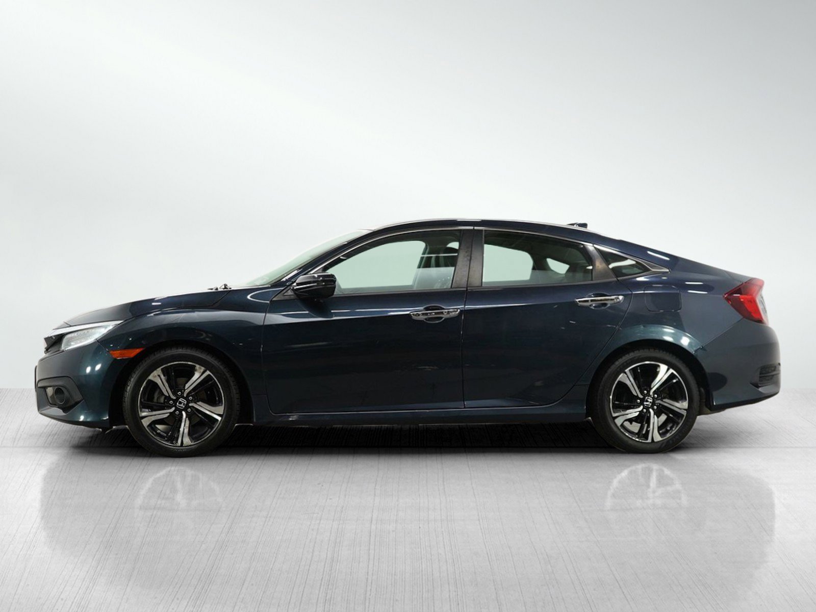 Used 2016 Honda Civic Touring image 2