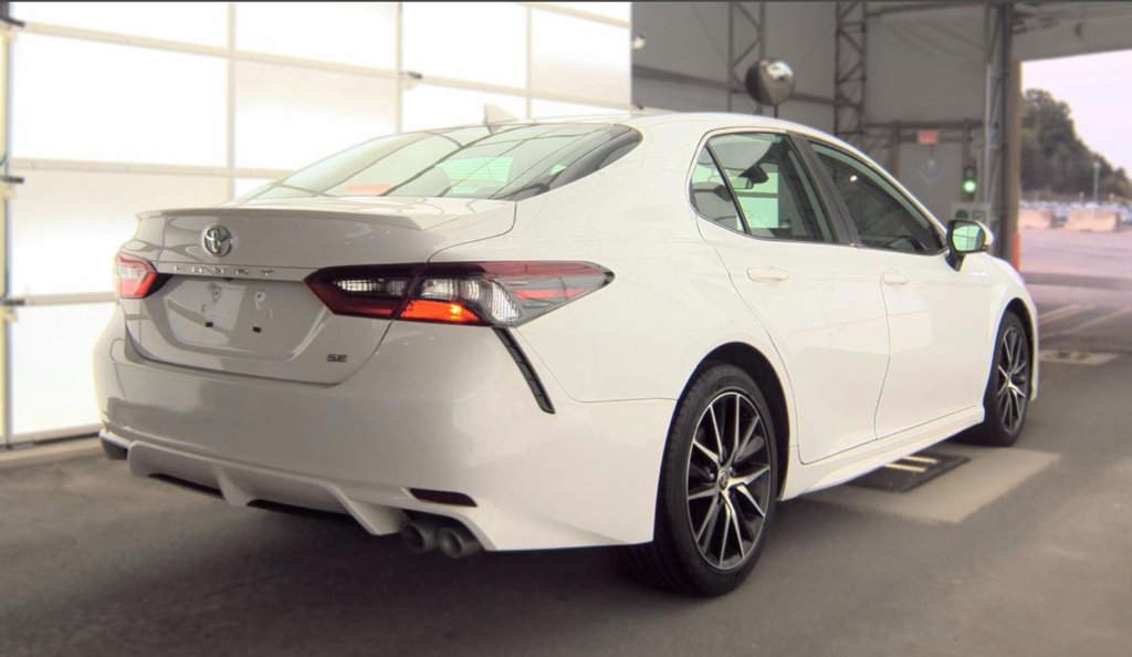 Used 2022 Toyota Camry SE FWD image 5