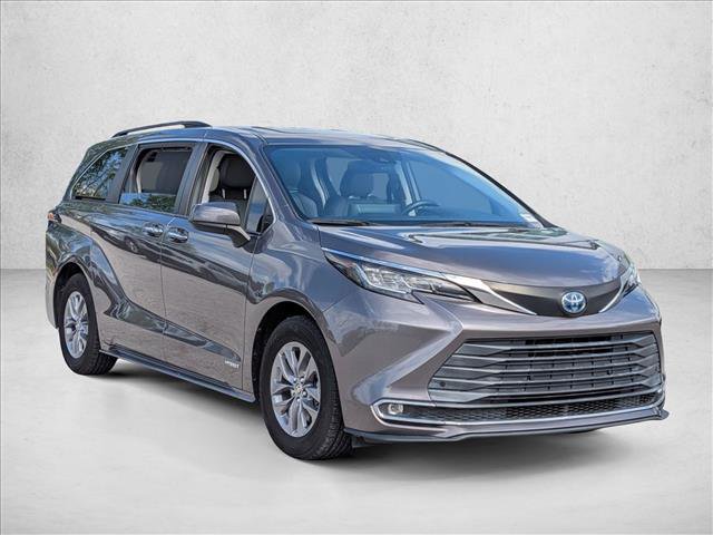 Used 2021 Toyota Sienna XLE image 3
