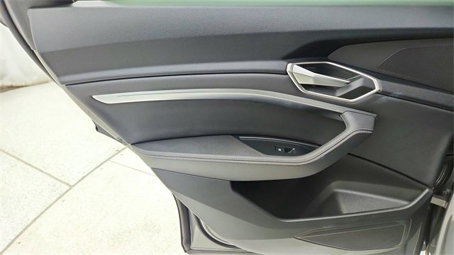 Used 2024 Audi Q8 e-tron Premium image 31